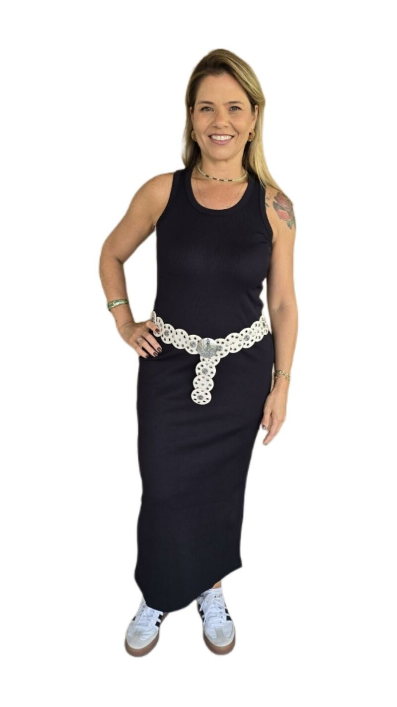 Imagem de Vestido Preto de Malha Poliamida Canelada com Decote U e Fenda - Conforto e Estilo para Todas as Estações